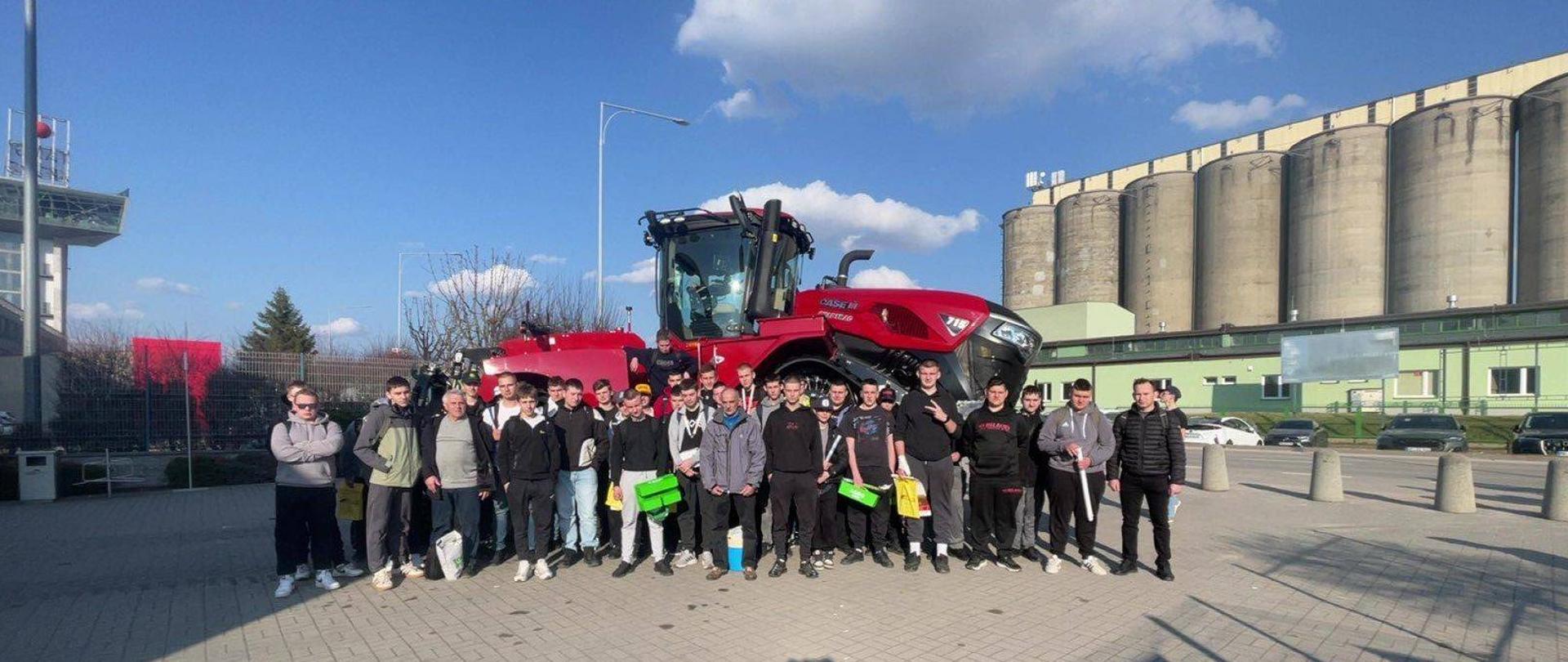 zdjęcie grupowe uczniów z nauczycielami
