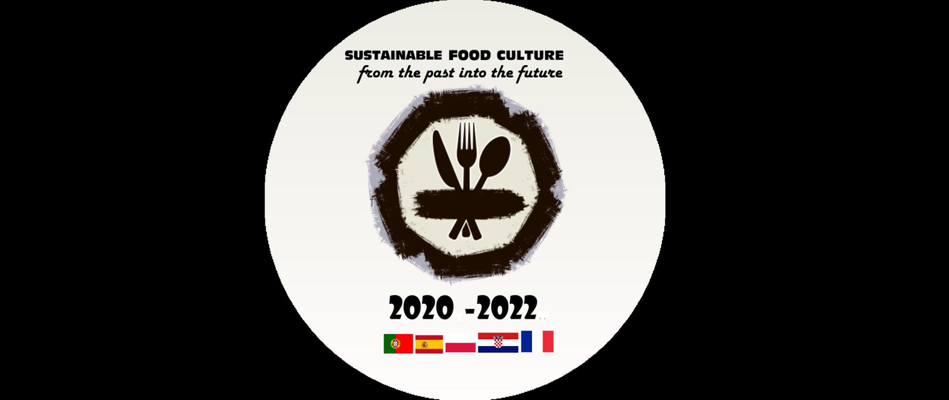 Logotyp projektu Erasmus+ Sustainable Food Culture – from the Past into the Future. Zwycięski Logotyp zaprojektowany przez grupę uczniów z Chorwacji. Logotyp składa się z czarnych napisów: tytuł projektu, daty projektu 2020-2022, w środku znajduję się czarne skrzyżowane sztućce: nóż, widelec łyżka. Na dole flagi państw partnerskich: od lewej portugalska, hiszpańska, polska, chorwacka i francuska