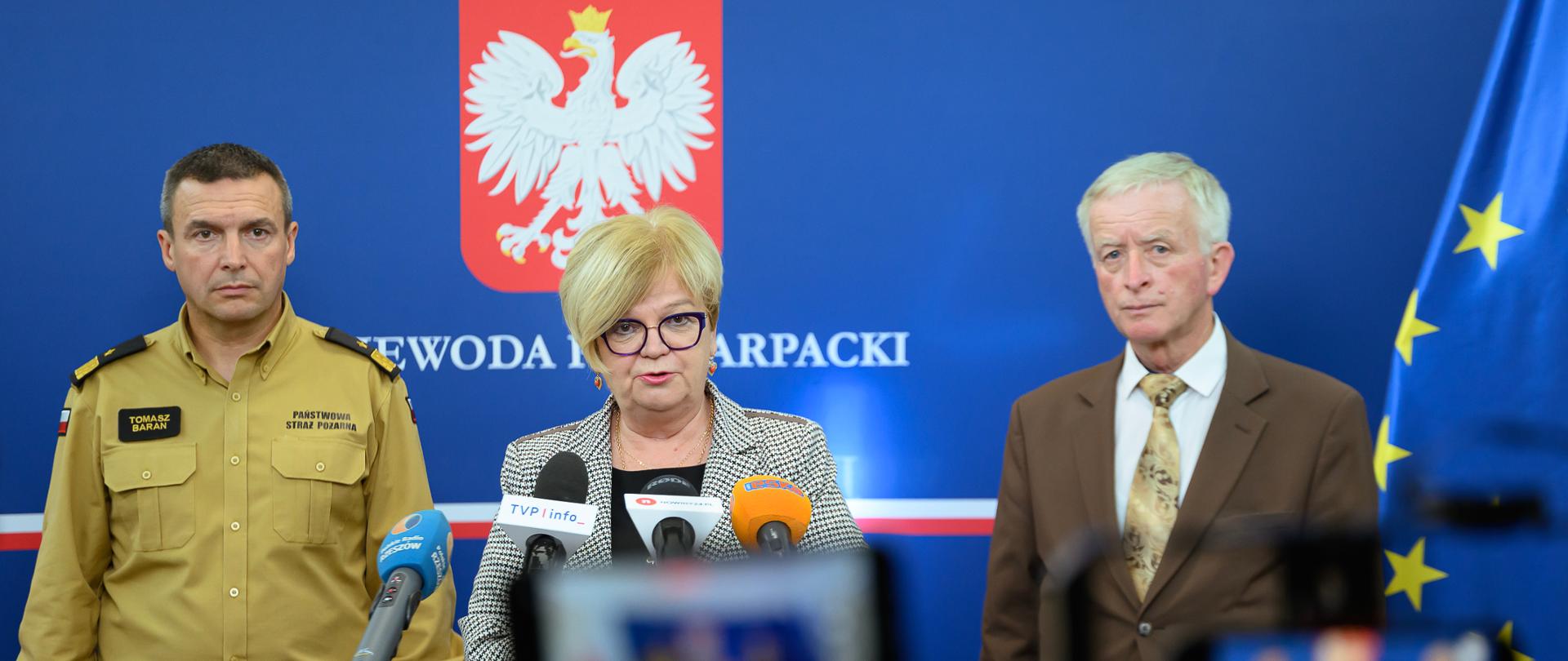 Zdjęcie przedstawia uczestników konferencji prasowej wojewody