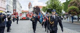 Strażacy PSP i OSP podczas przemarszu 