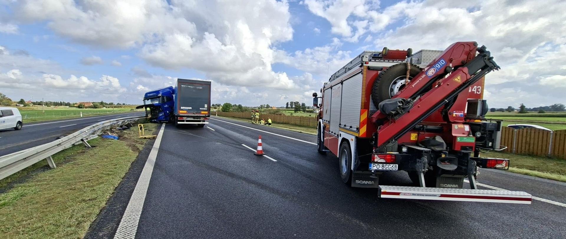 Samochód ciężarowy oraz zastępy straży pożarnej