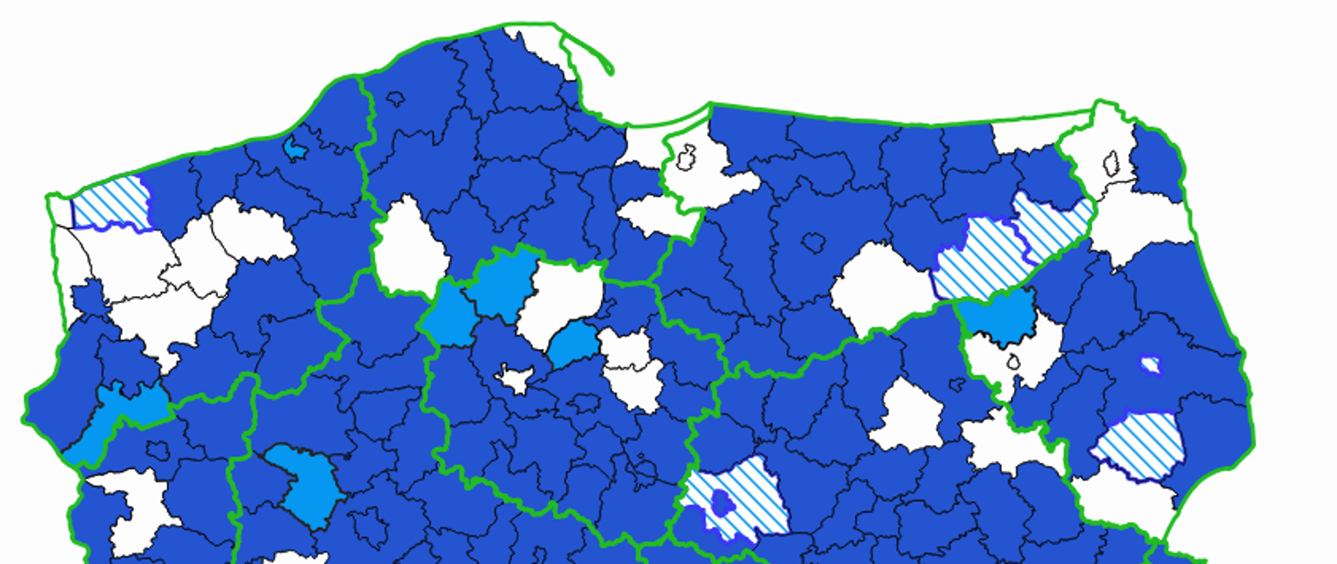 Ilustracja przedstawia mapę Polski z podziałem na powiaty. Kolorem granatowym zaznaczono powiaty z pełną informatyzacją narad koordynacyjnych, niebieskim elektronicznie obsługujące narady, zakreskowane pola to powiaty, w których można elektronicznie złożyć jedynie wniosek, a białym kolorem te, które nie rozpoczęły informatyzacji narad koordynacyjnych.
