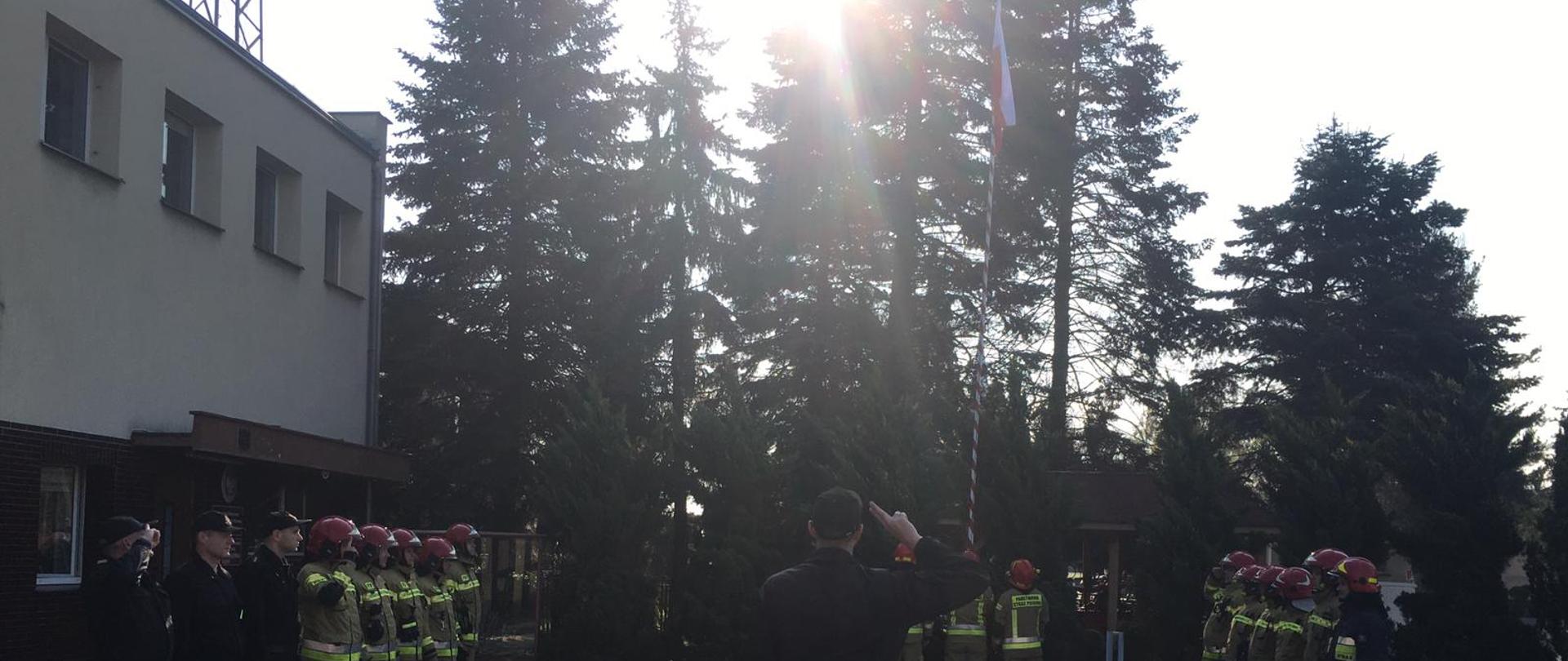 Widoczni funkcjonariusze podczas uroczystej zmiany służby z okazji Dnia Flagi Rzeczypospol