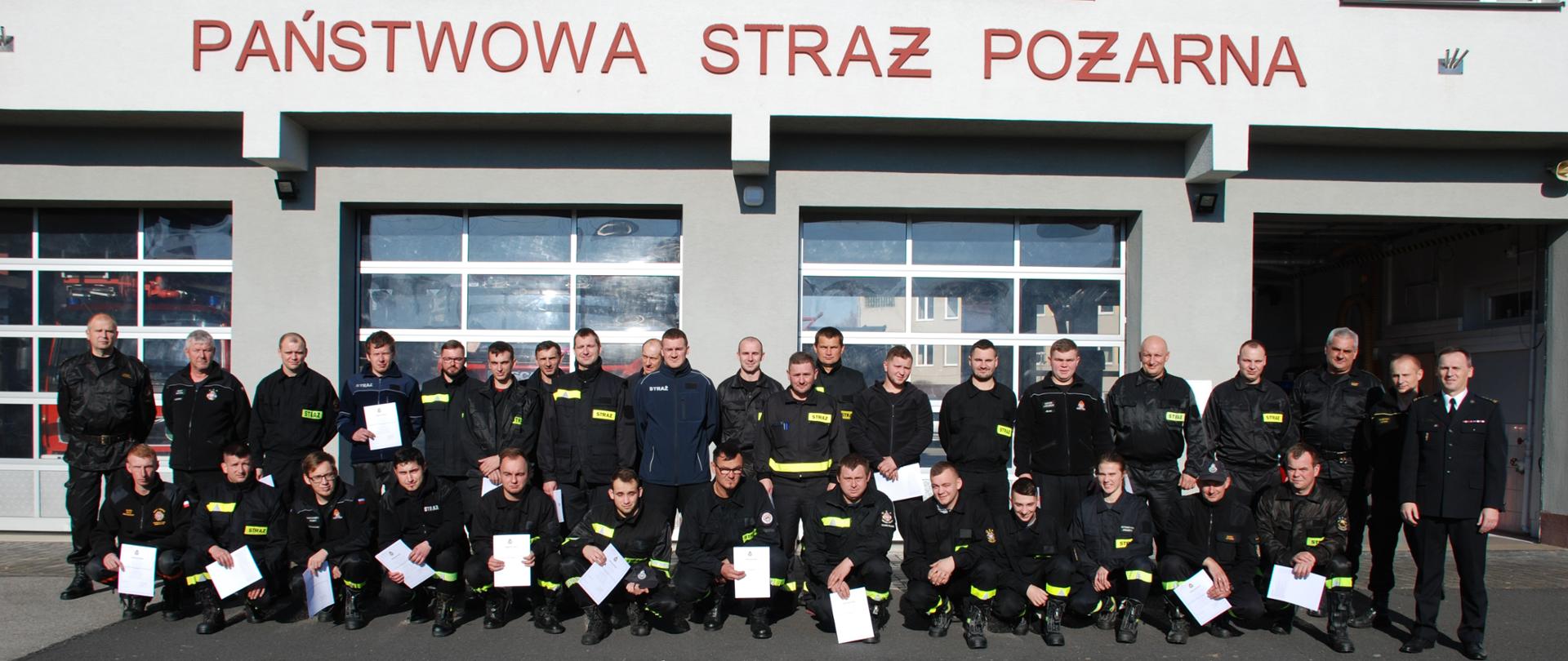 Na zdjęciu widzimy strażaków Ochotniczej Straży Pożarnej, którzy pozują do zdjęcia razem z Zastępcą Komendanta Powiatowego Państwowej Straży Pożarnej oraz przedstawicielami Jednostki Ratowniczo Gaśniczej w Leżajsku prowadzącymi kurs.