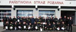 Na zdjęciu widzimy strażaków Ochotniczej Straży Pożarnej, którzy pozują do zdjęcia razem z Zastępcą Komendanta Powiatowego Państwowej Straży Pożarnej oraz przedstawicielami Jednostki Ratowniczo Gaśniczej w Leżajsku prowadzącymi kurs.
