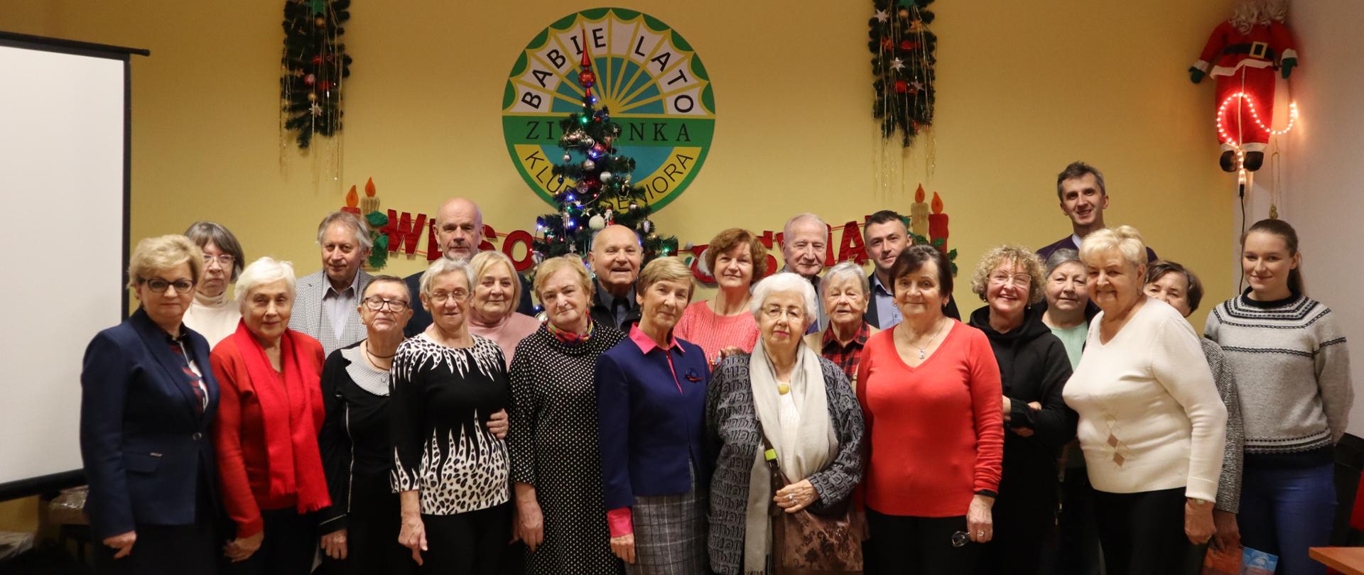 Uczestnicy spotkania pozują do zdjęcia