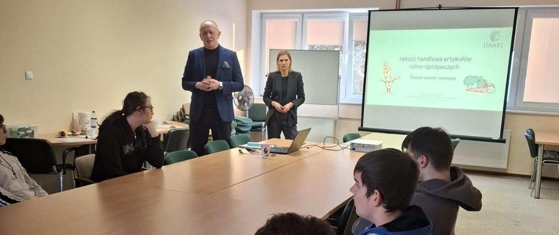 Warmińsko-Mazurski Wojewódzki Inspektor Jakości Handlowej Artykułów Rolno-Spożywczych wita uczestników spotkania odbywającego się w siedzibie tut. Inspektoratu dot. jakości handlowej świeżych owoców i warzyw, ziemniaków oraz grzybów i przetworów grzybowych