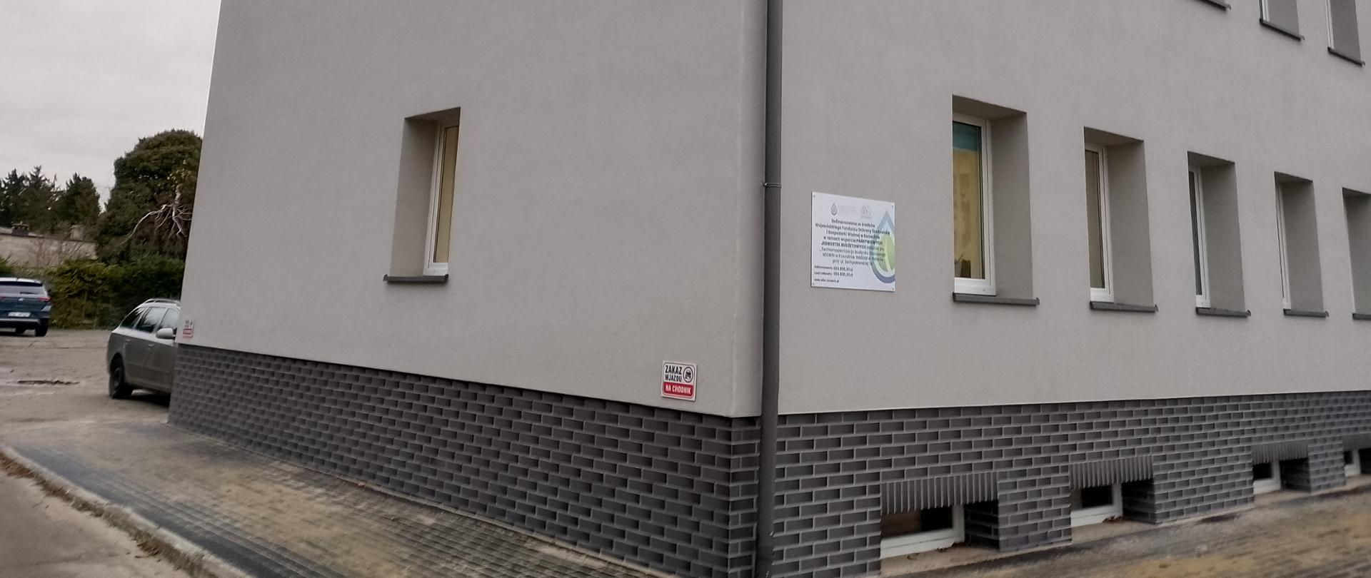 Zdjęcie przedstawia wyremontowany, dwukondygnacyjny budynek biurowy WIORiN w Koszalinie Oddział w Sławnie przy ul. Sempołowskiej 1A.