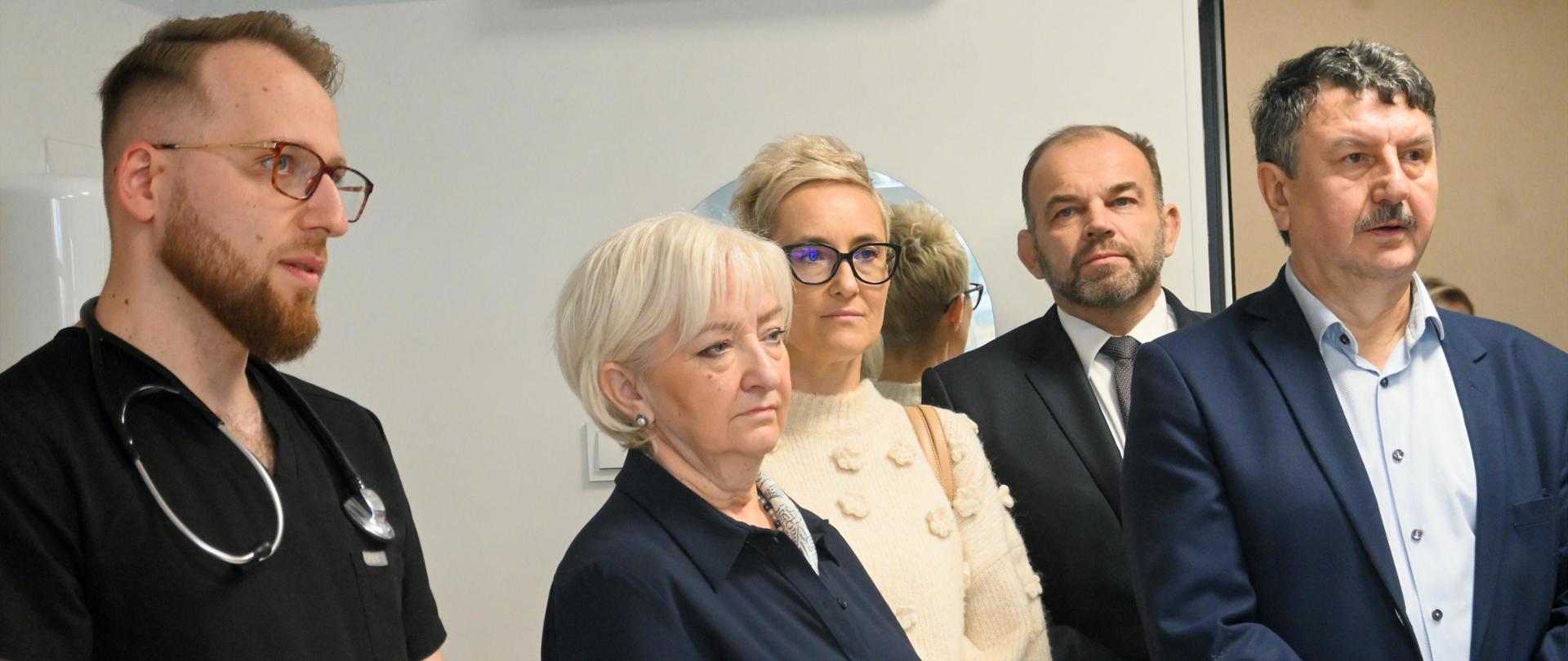 Wojewoda łódzki Dorota Ryl na uroczystym zakończeniu modernizacji Zduńskowolskiego Szpitala Powiatowego. 