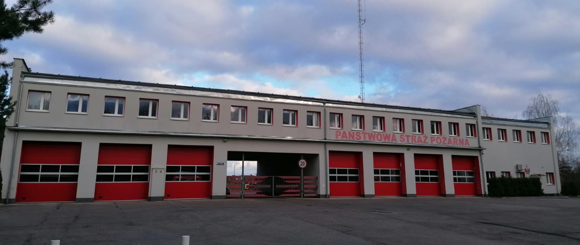 Obiekt Jednostki Ratowniczo – Gaśniczej numer 2 w Grudziądzu widziany od frontu czyli od
ulicy Strażackiej z szerszej perspektywy. Budynek dwukondygnacyjny. Na parterze 7
czerwonych bram wyjazdowych dla pojazdów strażackich Na piętrze okna biur i pomieszczeń
socjalnych oraz sali wykładowej. Na dachu widoczny jest maszt antenowy.
Autor: mł.bryg. Sławomir Chyła