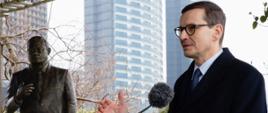 Premier Mateusz Morawiecki podczas wypowiedzi w trakcie uroczystości odsłonięcia pomnika świętej pamięci Prezydenta RP Lecha Kaczyńskiego w Batumi.