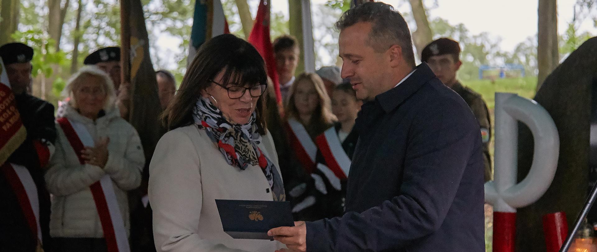 Obchody 80. rocznicy sowieckiej agresji na Polskę w Pakości. Wojewoda Mikołaj Bogdanowicz, w uznaniu zasług dla kształtowania postaw patriotycznych wśród młodych ludzi, wręczył pani dyrektor Szkoły Podstawowej im. Ewarysta Estkowskiego w Pakości Marioli Szlyfarskiej Medal Wojewody Kujawsko-Pomorskiego.