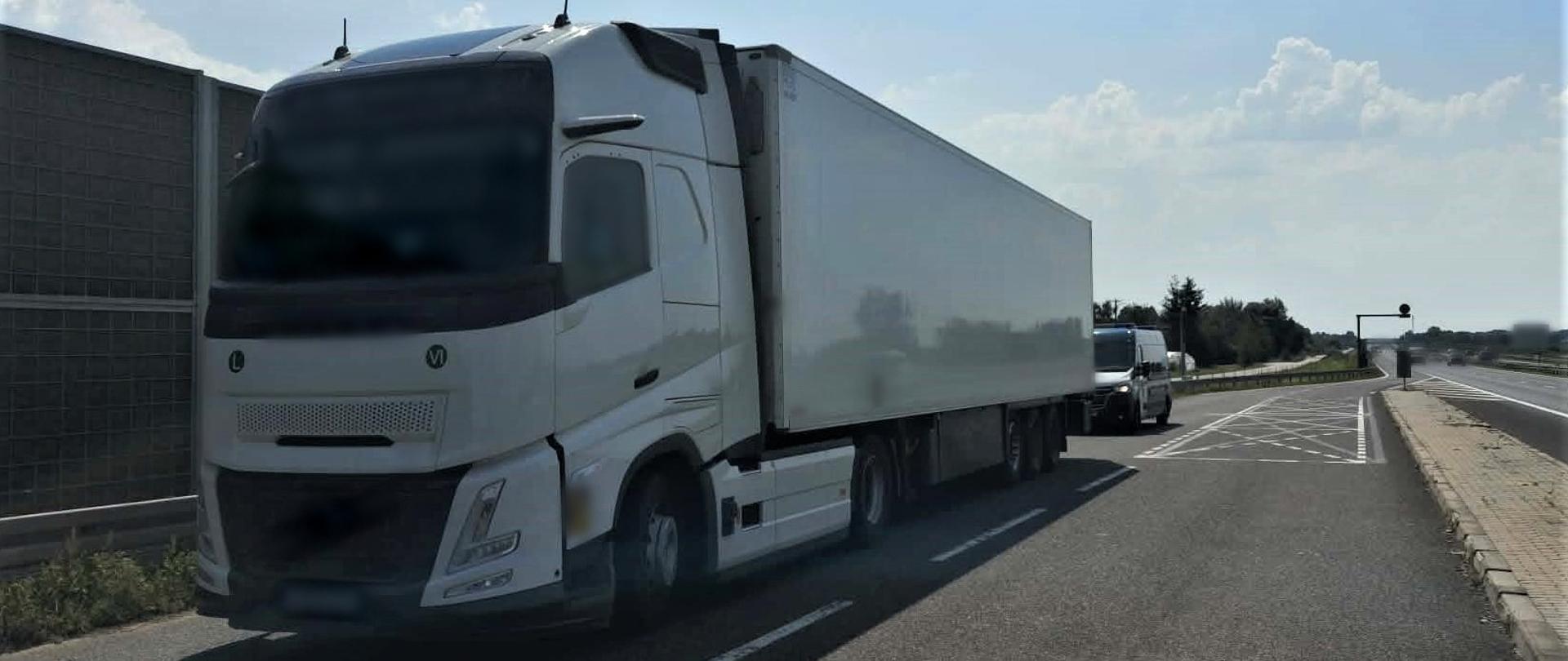 Miejsce kontroli litewskiego zestawu ciężarowego. Zespół pojazdów został zatrzymany na ekspresowej „siódemce” pod Grójcem.