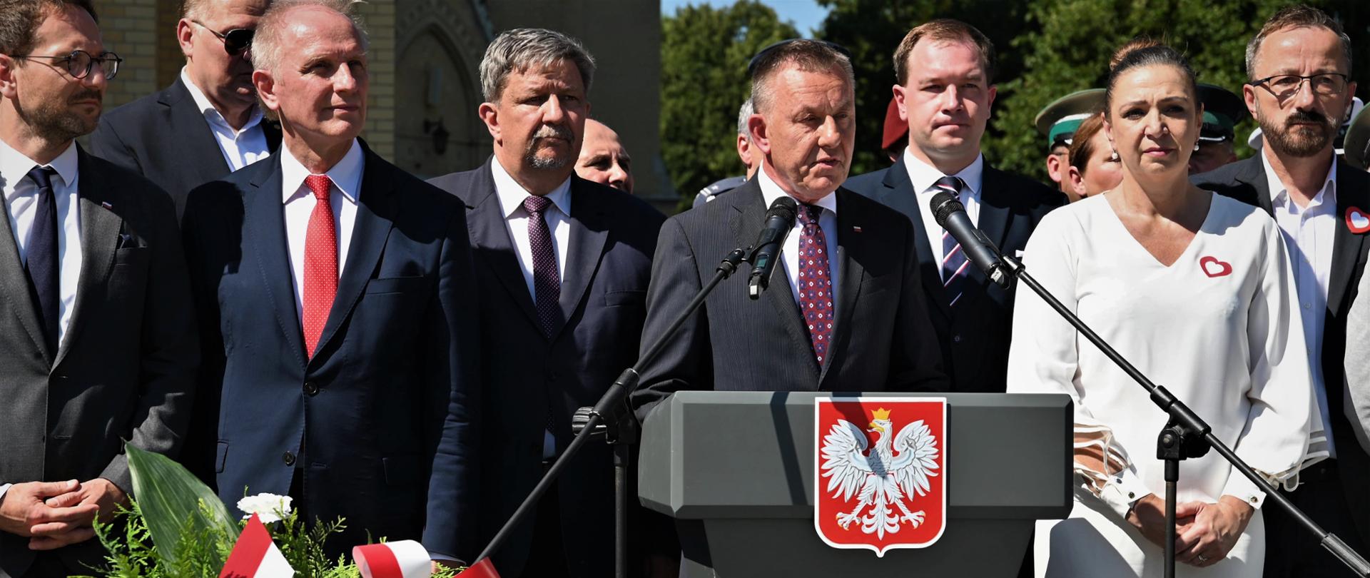 wojewoda łódzki Karol Młynarczyk przemawia podczas obchodów Święta Wojska Polskiego