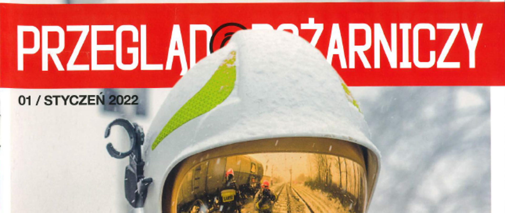 Przegląd pożarniczy styczeń 2022 widoczny biały strażacki hełm w którym odbija się dwóch idących strażaków