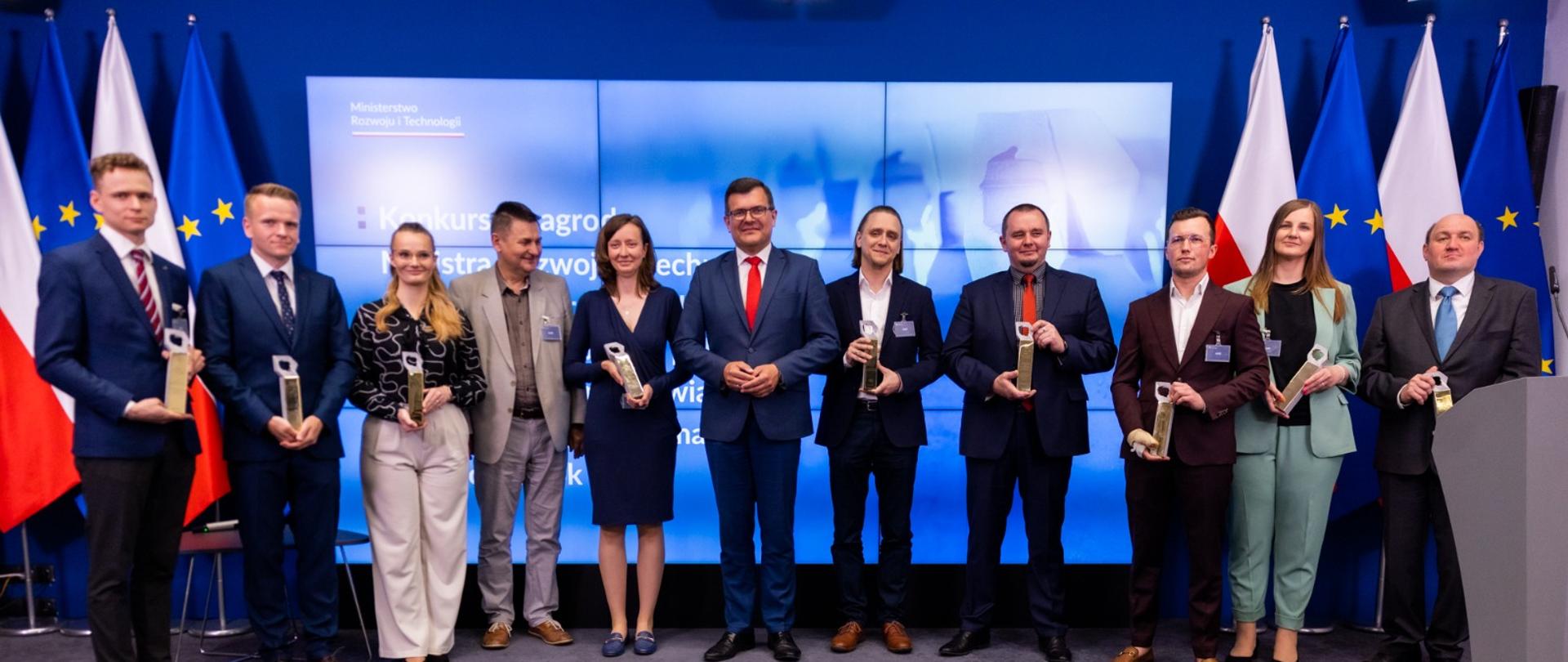 Wiceminister Piotr Uściński wręczył nagrody w konkursie na najlepsze prace dyplomowe, rozprawy doktorskie, publikacje oraz innowacyjne rozwiązania w dziedzinie geoinformacji. 