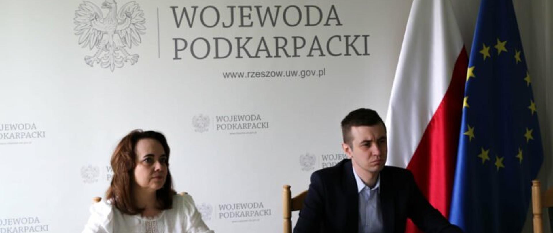 Od lewej zastępca dyrektora Wydziału Infrastruktury PUW Marta Jakowska oraz II wicewojewoda podkarpacki Radosław Wiatr podczas Konferencji na temat polsko-słowackich inwestycji drogowych 