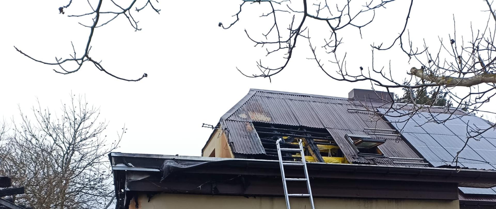 Zdjęcie przedstawia obiekt mieszkalny po pożarze.