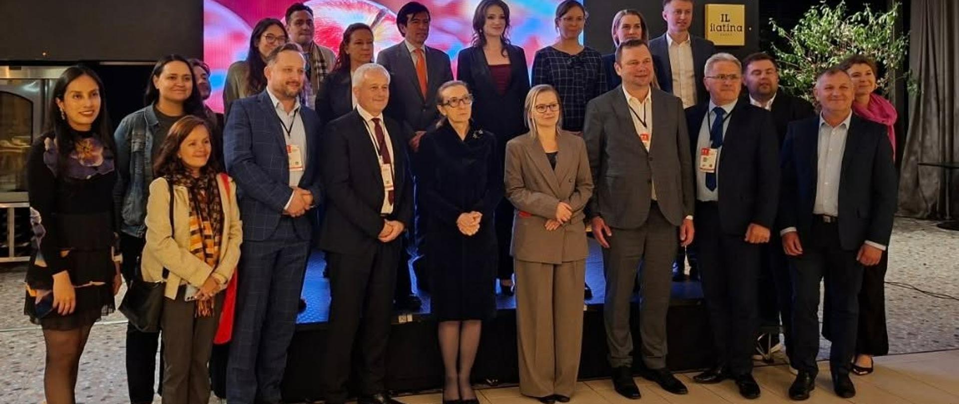 Delegación de los exportadores polacos de manzana de visita en Bogotá junto a representantes de la Embajada de Polonia, la Oficina de Comercio Exterior de PAIH y periodistas colombianos. En primer plano la Embajadora B. Sośnicka y el Presidente de la Asociación "Unia Owocowa", Piotr Janota. 