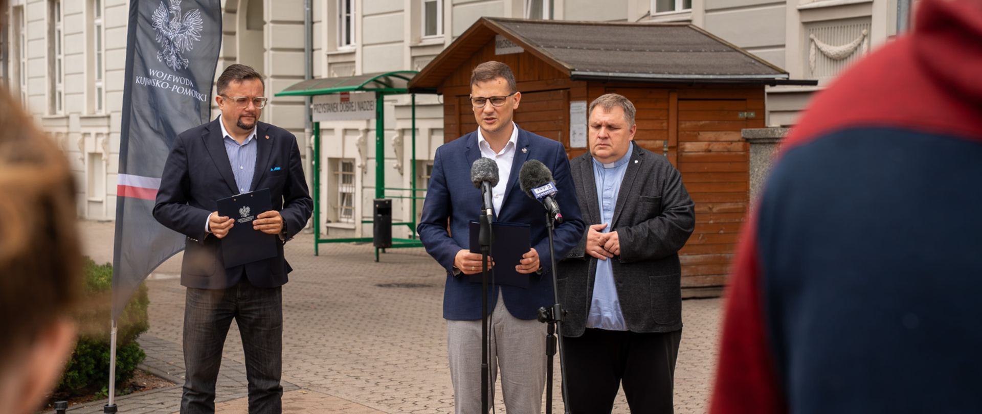 od prawej: ksiądz Sławomir Bar, Wojewoda Michał Sztybel, pełnomocnik Wojewody Ireneusz Nitkiewicz podczas konferencji 