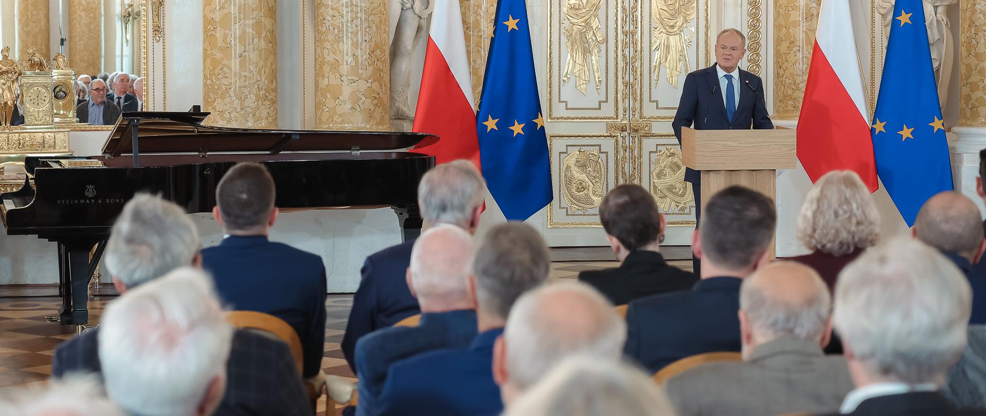 Premier Donald Tusk podczas jubileuszu 50. rocznicy powstania Komitetu Obrony Robotników