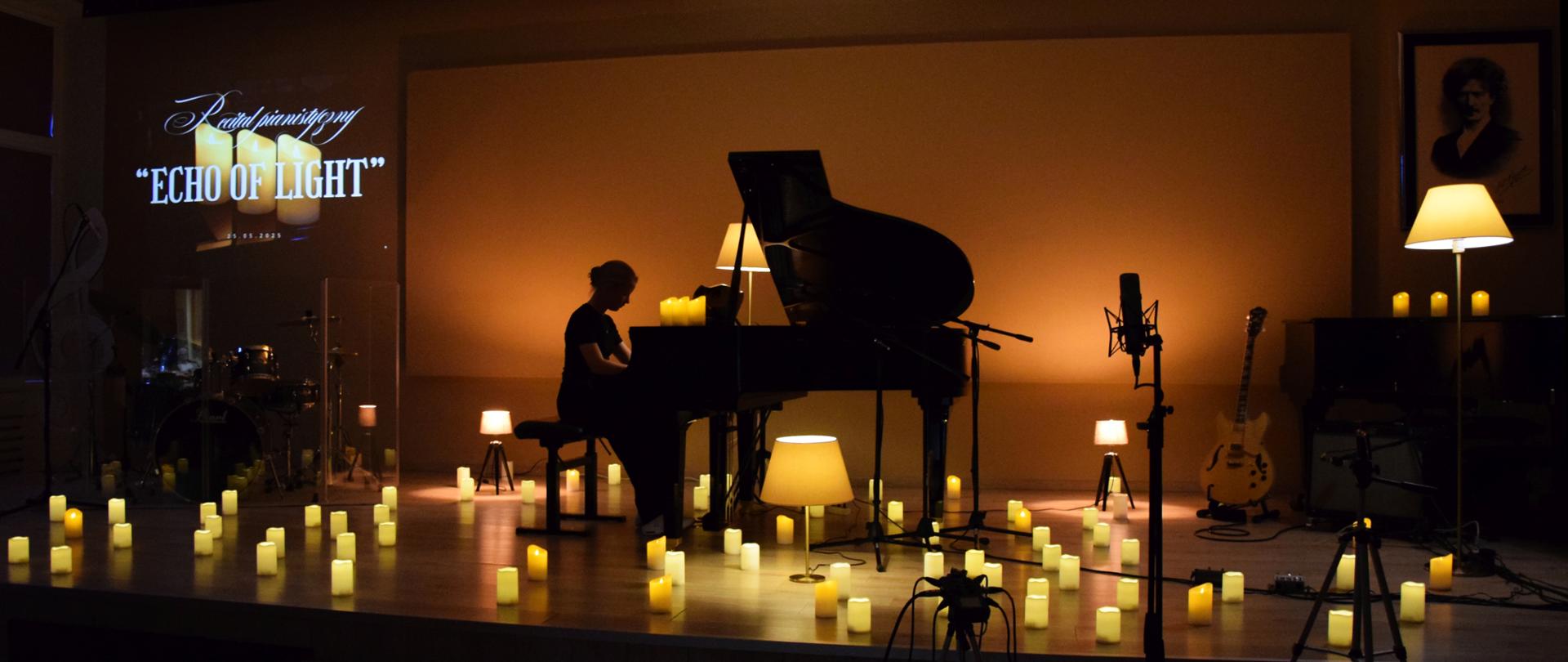 Pianistka na scenie wśród świec