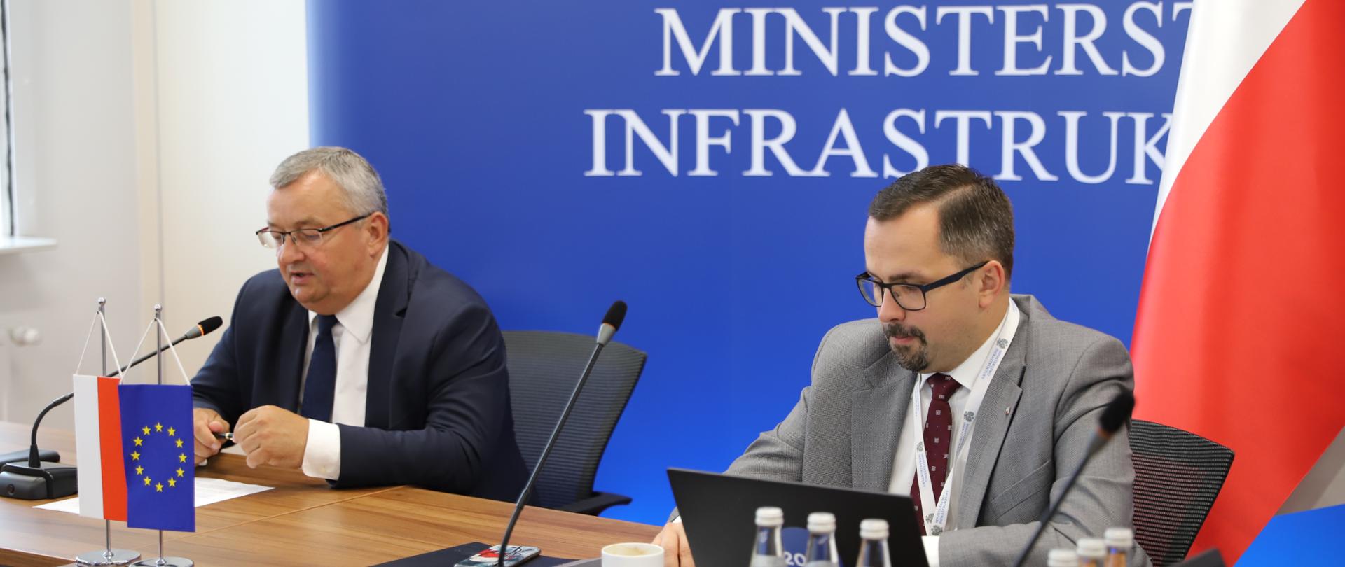 Minister A. Adamczyk i wiceminister M. Horała podczas Szczytu Lotniczego