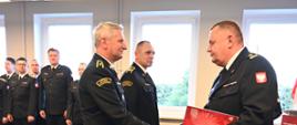 Przejście na zaopatrzenie emerytalne funkcjonariuszy Komendy. Komendant Powiatowy PSP wręcza decyzje o zwolnieniu
