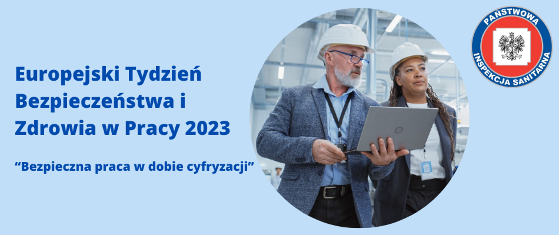 Na obrazie widoczny jest tytuł: "Europejski Tydzień Bezpieczeństwa i Zdrowia w Pracy 2023". Mottem tego wydarzenia jest "Bezpieczna praca w dobie cyfryzacji". Po lewej stronie, w centralnej części obrazka, widoczne są dwie osoby w odzieży roboczej i kaskach ochronnych - starszy mężczyzna z laptopem w ręku i młodsza kobieta, patrzą w dal. Po prawej stronie znajduje się logo z napisem "Państwowa Inspekcja Sanitarna" oraz godłem Polski w centralnej części logo. Tło obrazka jest w kolorze szaro błękitnym.