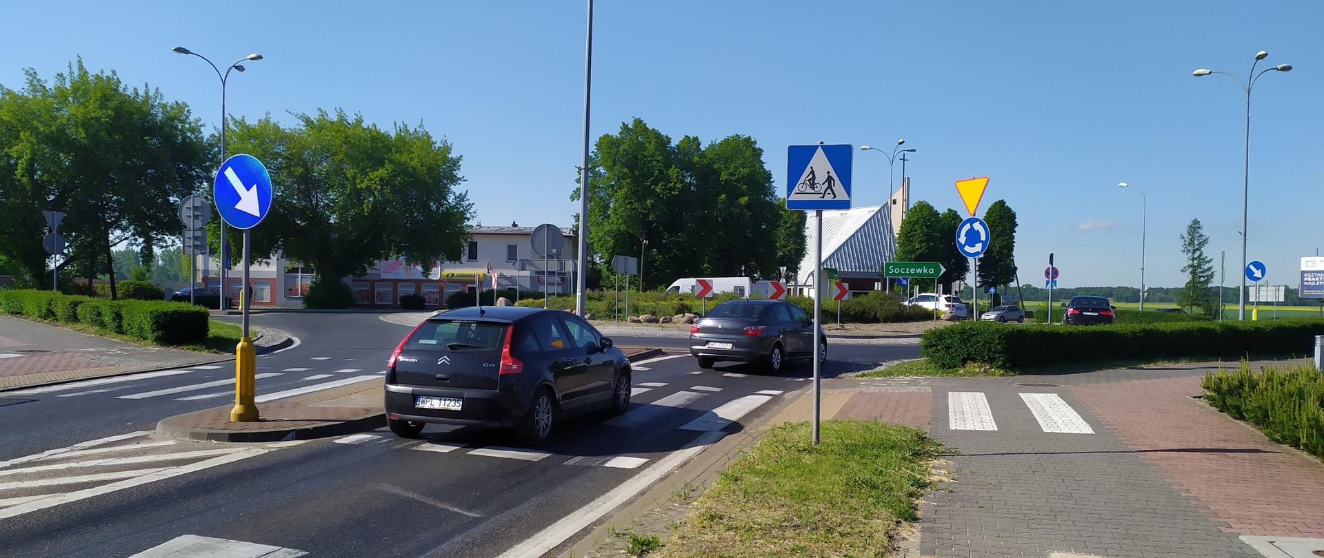 DK60_Łąck, rondo, po którym poruszają się samochody osobowe
