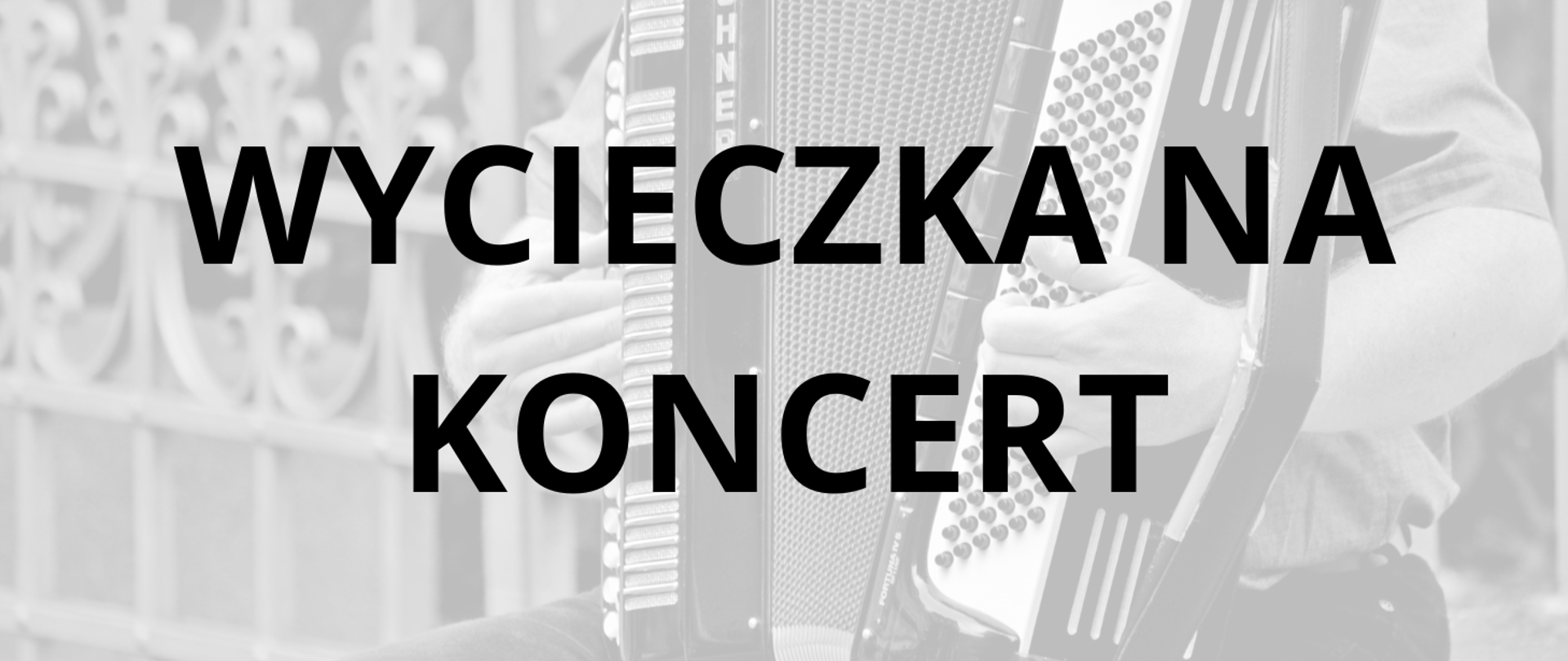 Wycieczka na koncert czarne litery w tle grający akordeonista czarno białe zdjęcie
