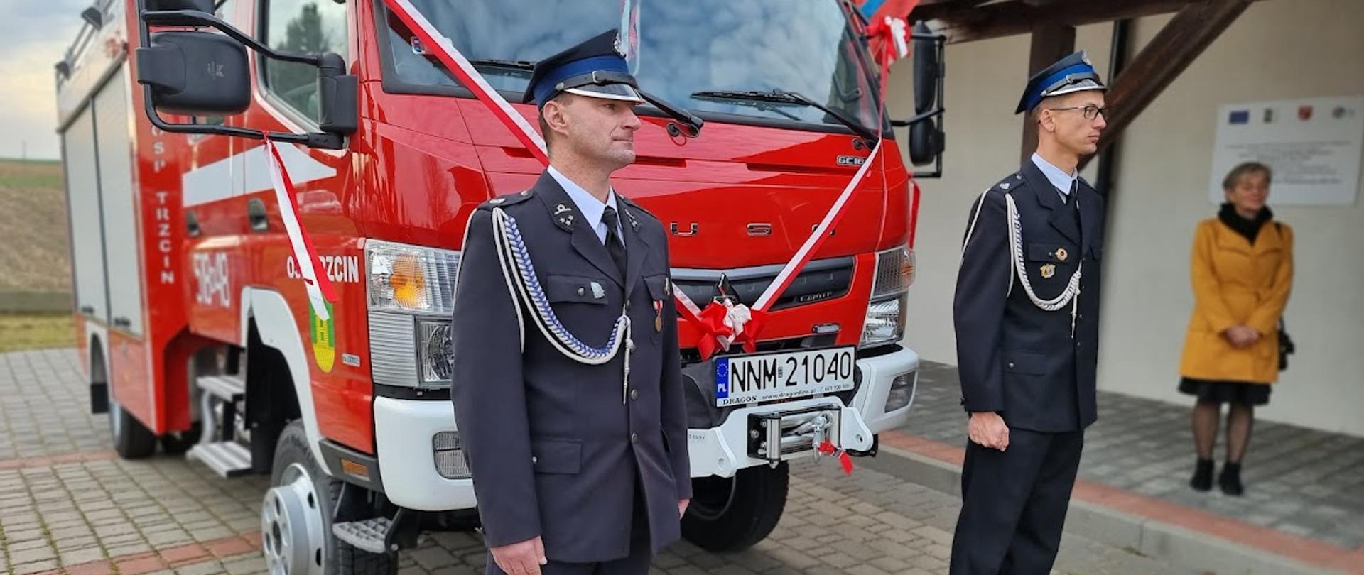 Uroczyste przekazanie nowego samochodu pożarniczego dla Ochotniczej Straży Pożarnej w Trzcinie
