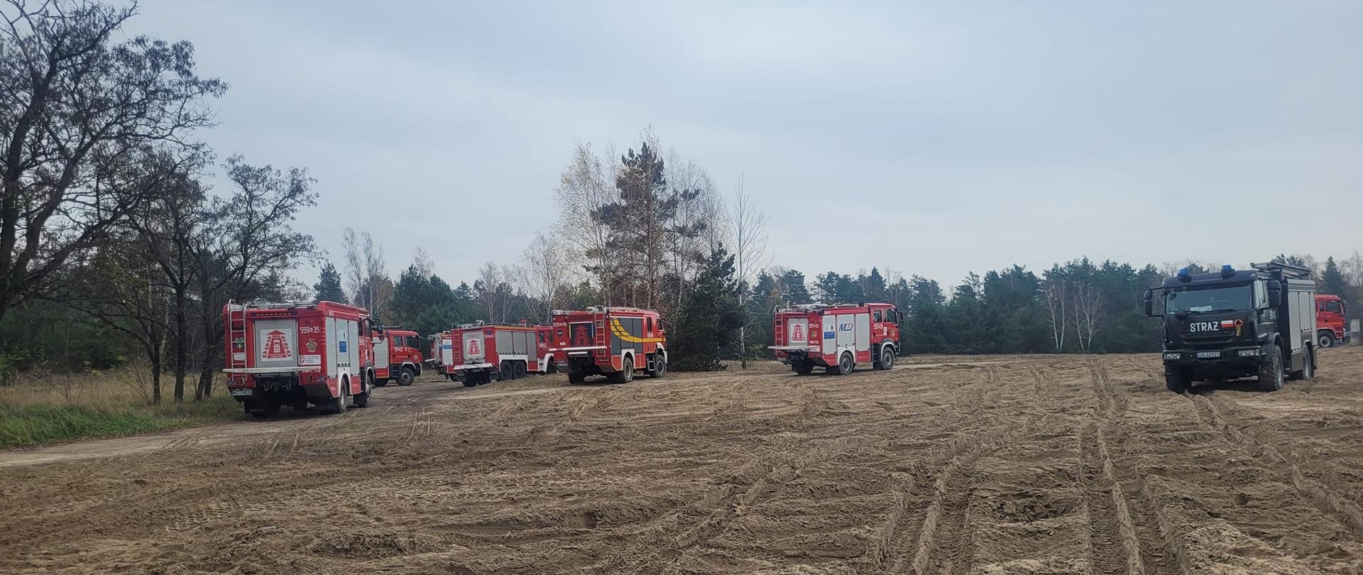 Na zdjęciu pojazdy ratowniczo gaśnicze na poligonie wojskowym.