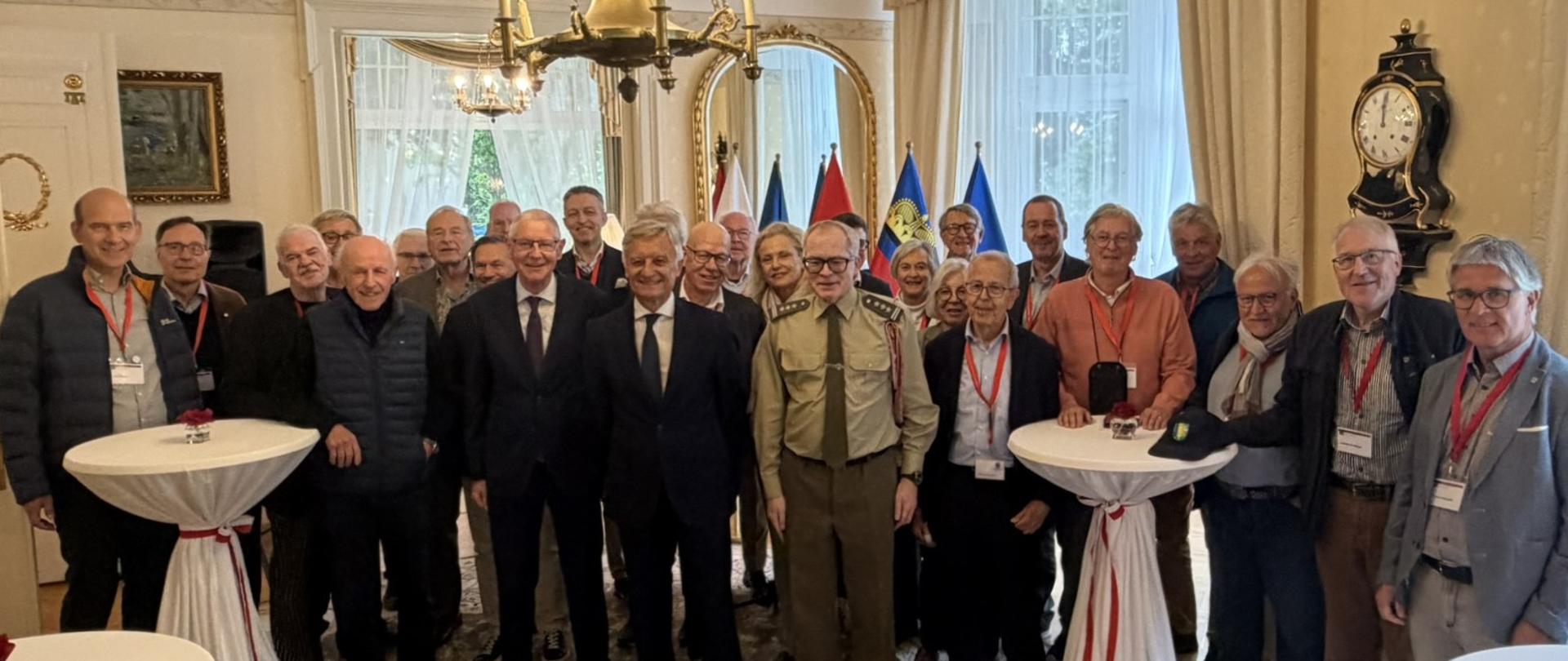 NA zdjęciu chargé d’affaires a.i. RP Marek Prawda oraz attaché obrony płk Paweł Piecyk wraz z Członkami Swiss Society for Military Historical Study Tours