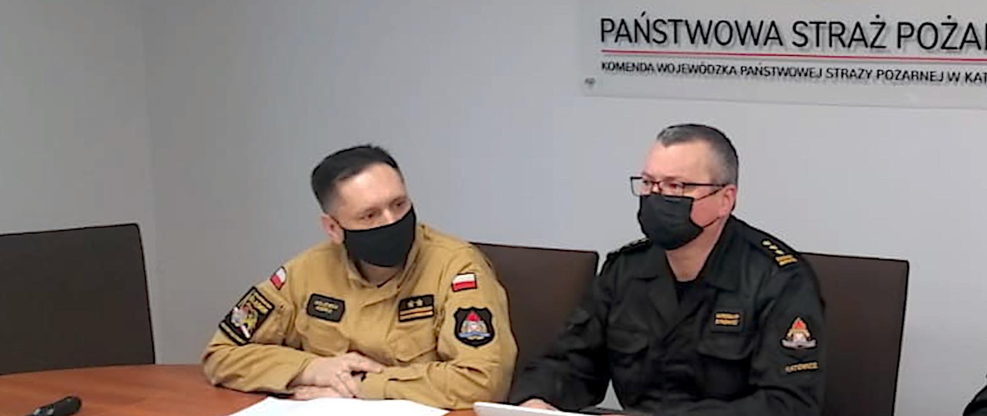 Sala sztabowa na której odbywa się wideokonferencja dotycząca uruchomienia punktów wymazowych przez PSP w województwie śląskim. Za stołem siedzi zastępca śląskiego komendanta wojewódzkiego st. bryg. Mirosław Synowiec i naczelnik wydziału planowania i działań ratowniczych 