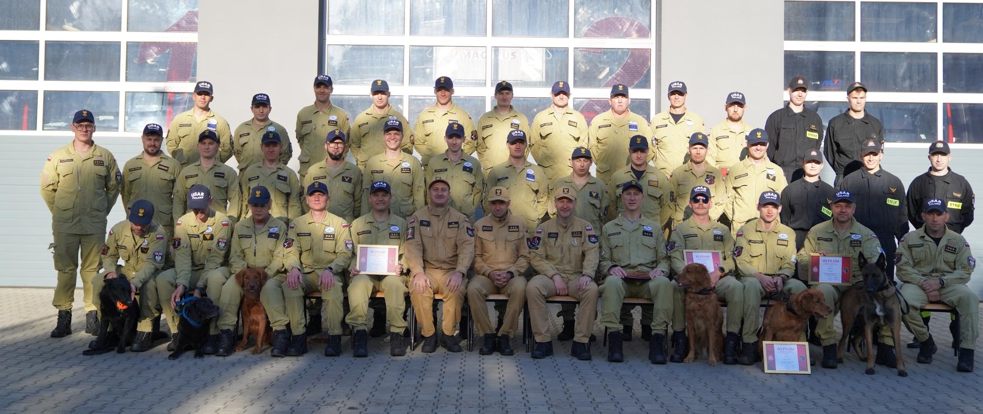 Panowie Komendanci wręczają wyróżnionym strażakom stosowne dyplomy Komendanta Głównego PSP.