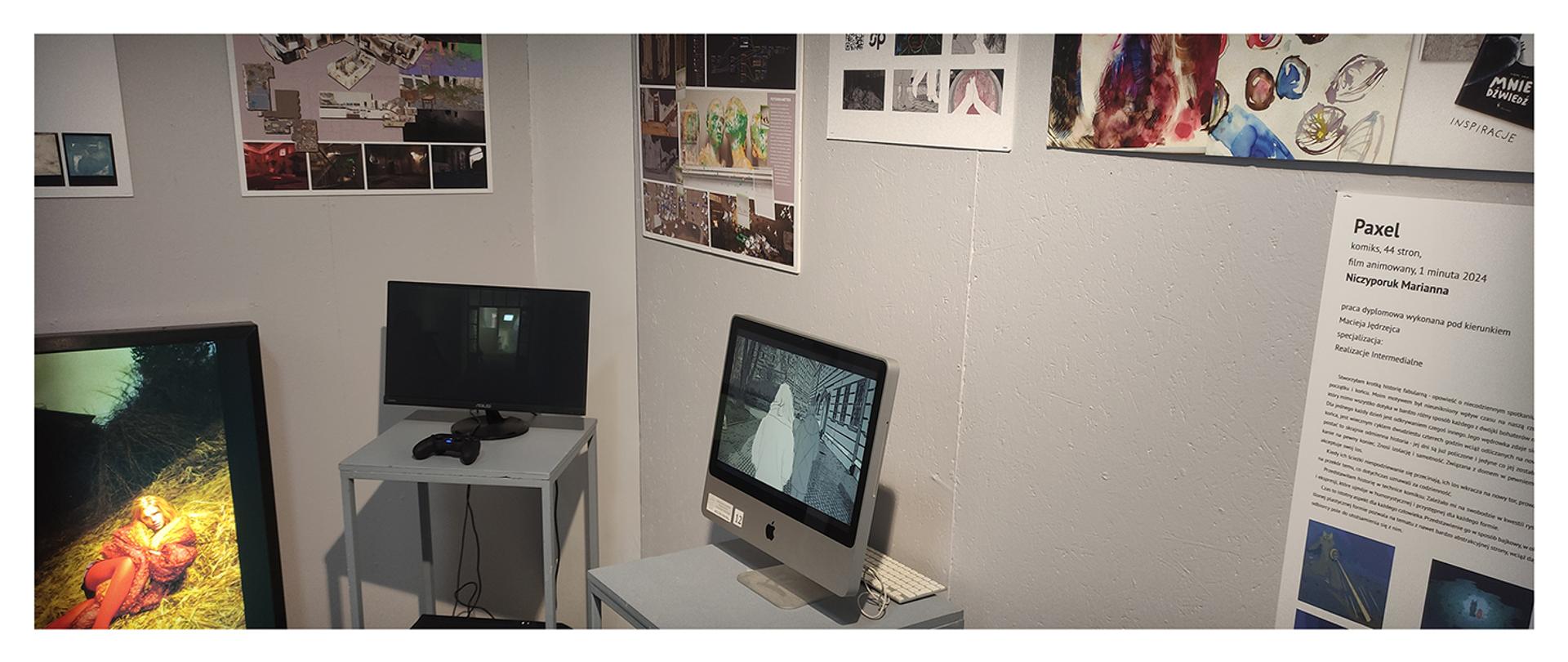ekspozycja prac uczniów, plansze zawieszone na ścianie i stojące monitory