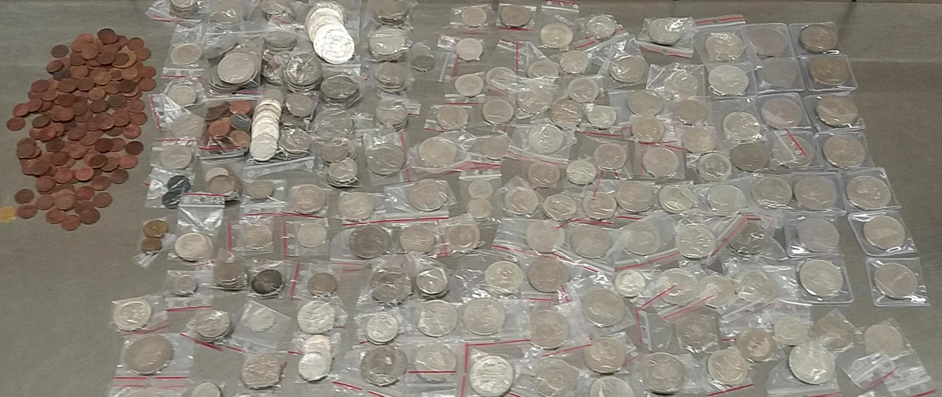 Zbiór monet, różne nominały i typy monet, większość zapakowana w foliowe woreczki.