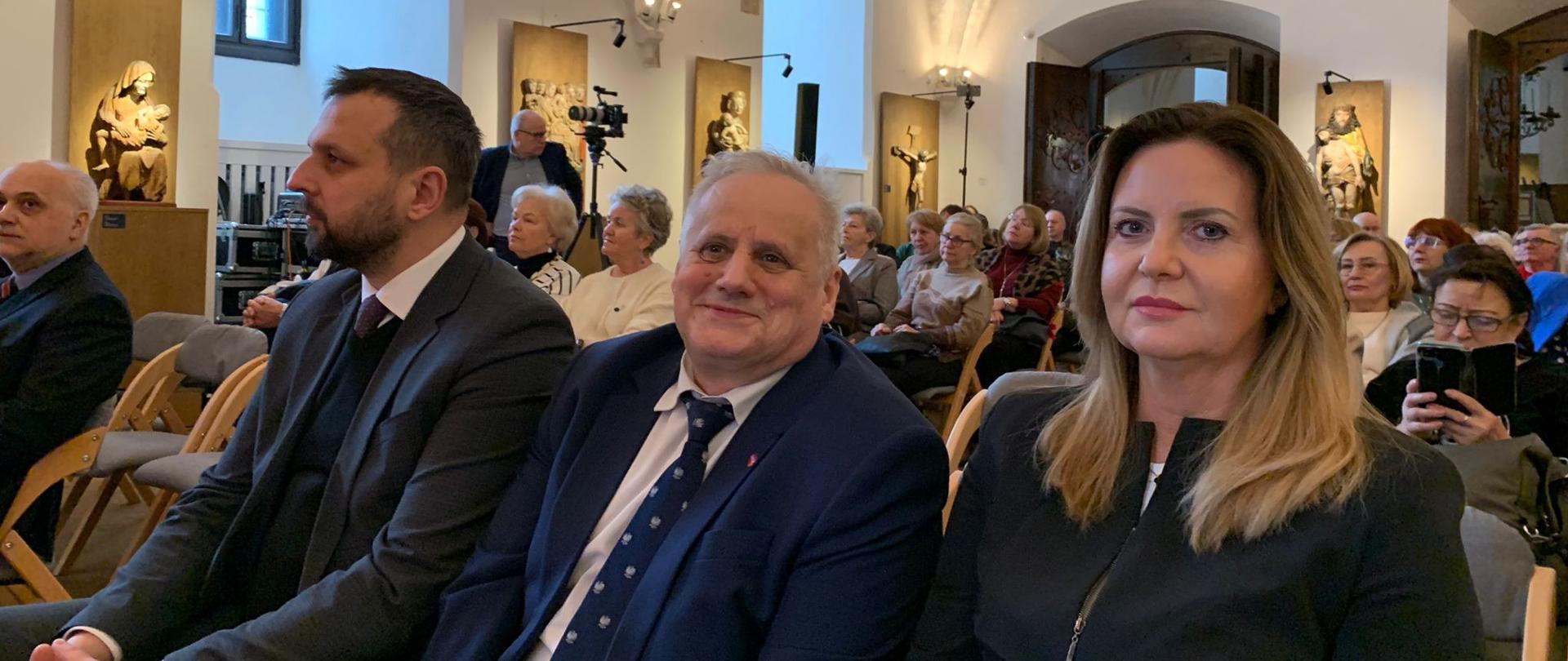 Wicewojewoda Zbigniew Szczypiński z przedstawicielami samorządu na premierowym pokazie filmu "Odkryj Polskę".