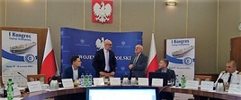 Paneliści Kongresu wygłaszają przemówienie