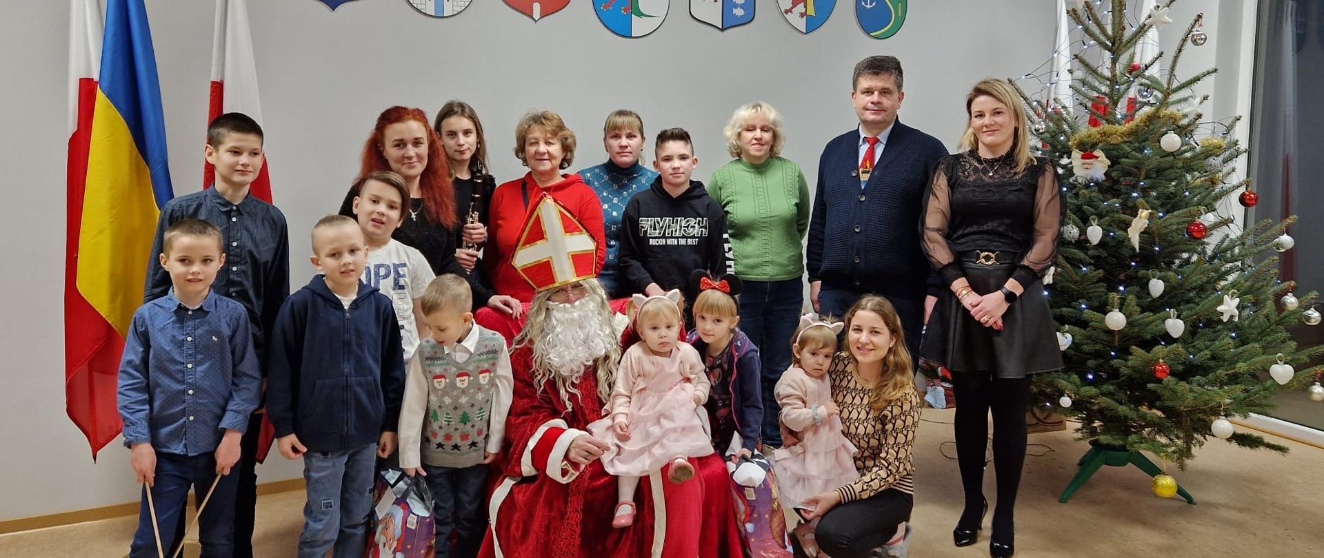 Spotkanie ze Świętym Mikołajem Gości z Ukrainy przebywających w Komendzie powiatowej Państwowej Straży Pożarnej w Goleniowie