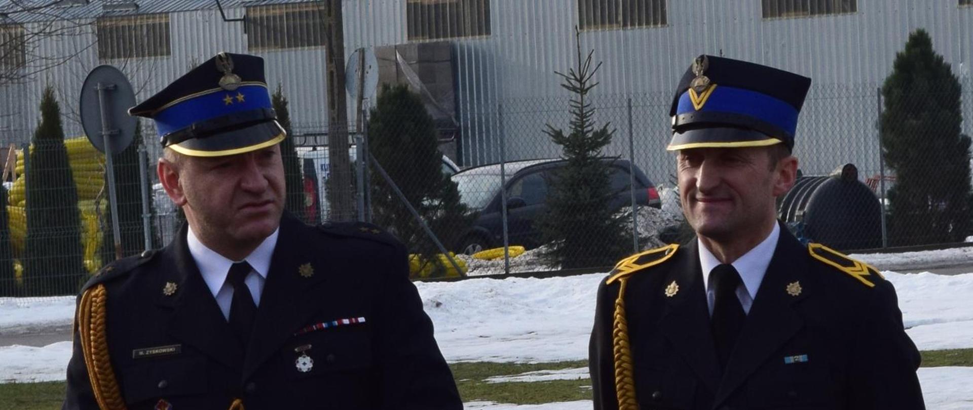 Dwóch funkcjonariuszy PSP w mundurach wyjściowych.