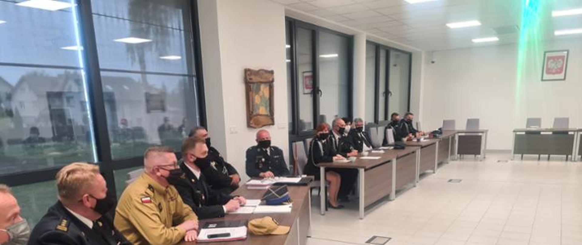 Zdjęcie przedstawia funkcjonariuszy PSP oraz OSP podczas konsultacji społecznych projektu Ustawy o OSP w województwie łódzkim. 