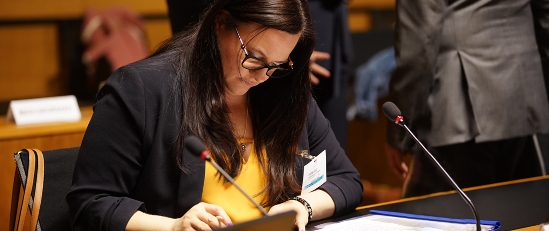 Wiceminister Małgorzata Jarosińska-Jedynak przy stole z mikrofonami