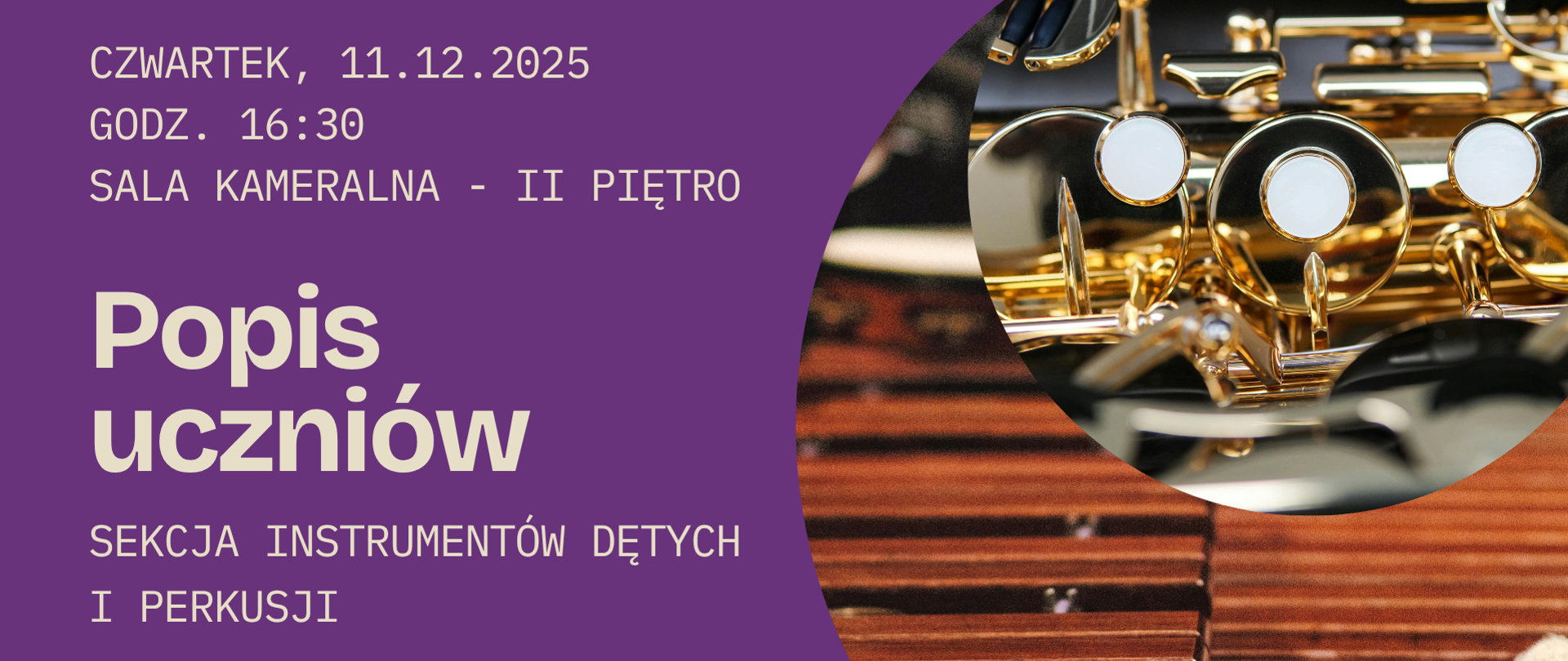 Grafika przedstawia zbliżenie na instrumenty perkusyjne oraz dęte. Tło plakatu jest w intensywnym fioletowym kolorze, który kontrastuje z brązowym odcieniem instrumentów. Po lewej stronie widnieje jasny napis „Popis uczniów – Sekcja instrumentów dętych i perkusji” wraz z datą i miejscem wydarzenia.