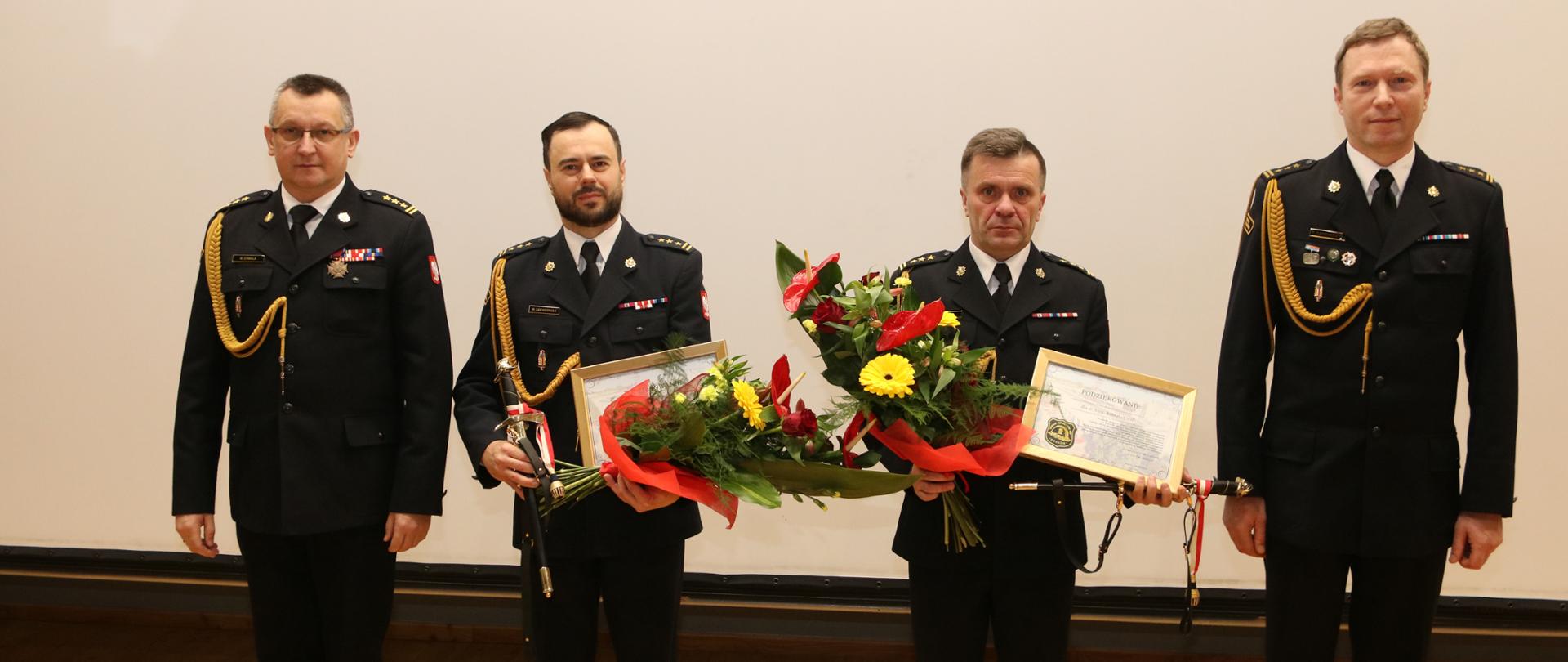 Pamiątkowe zdjęcie z pożegnania ze służbą, po prawej i lewej stronie st.bryg. w st.spocz. Marek Chwała, w środku zastępcy komendanta st.bryg. Marcin Szewerniak, st.bryg. Robert Cieśla, z prawej p.o. komendant st.bryg. Piotra Gancarczyka 