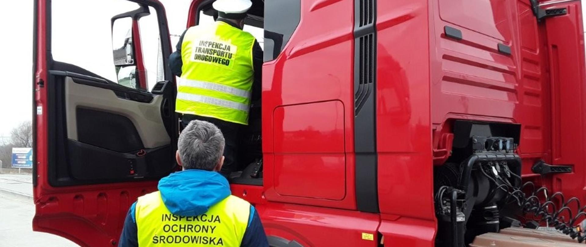 Inspektorzy kontroluję przewozy odpadów. 