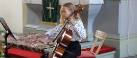 zdjecie przedstawiające uczennicę grającą na wiolonczeli
