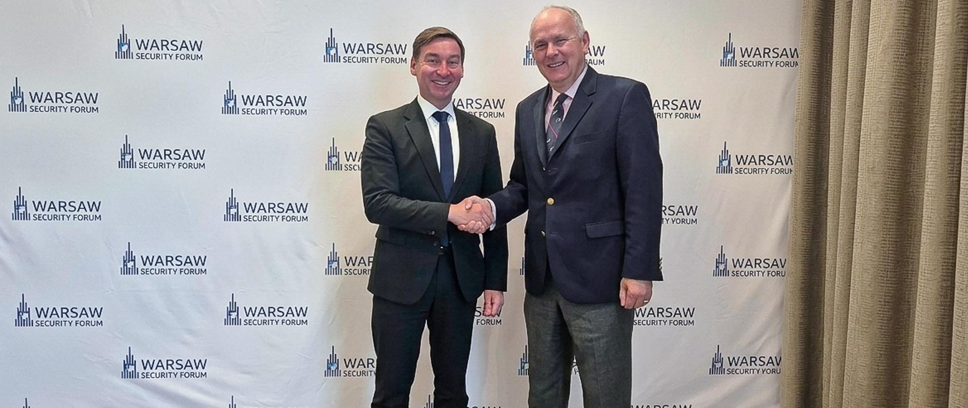 12 października 2026 r. na marginesie Warsaw Security Forum sekretarz stanu w MON Paweł Zalewski spotkał się z panem Sebastianem Hartmannem, parlamentarnym sekretarzem stanu w Federalnym Ministerstwie Obrony Niemiec.