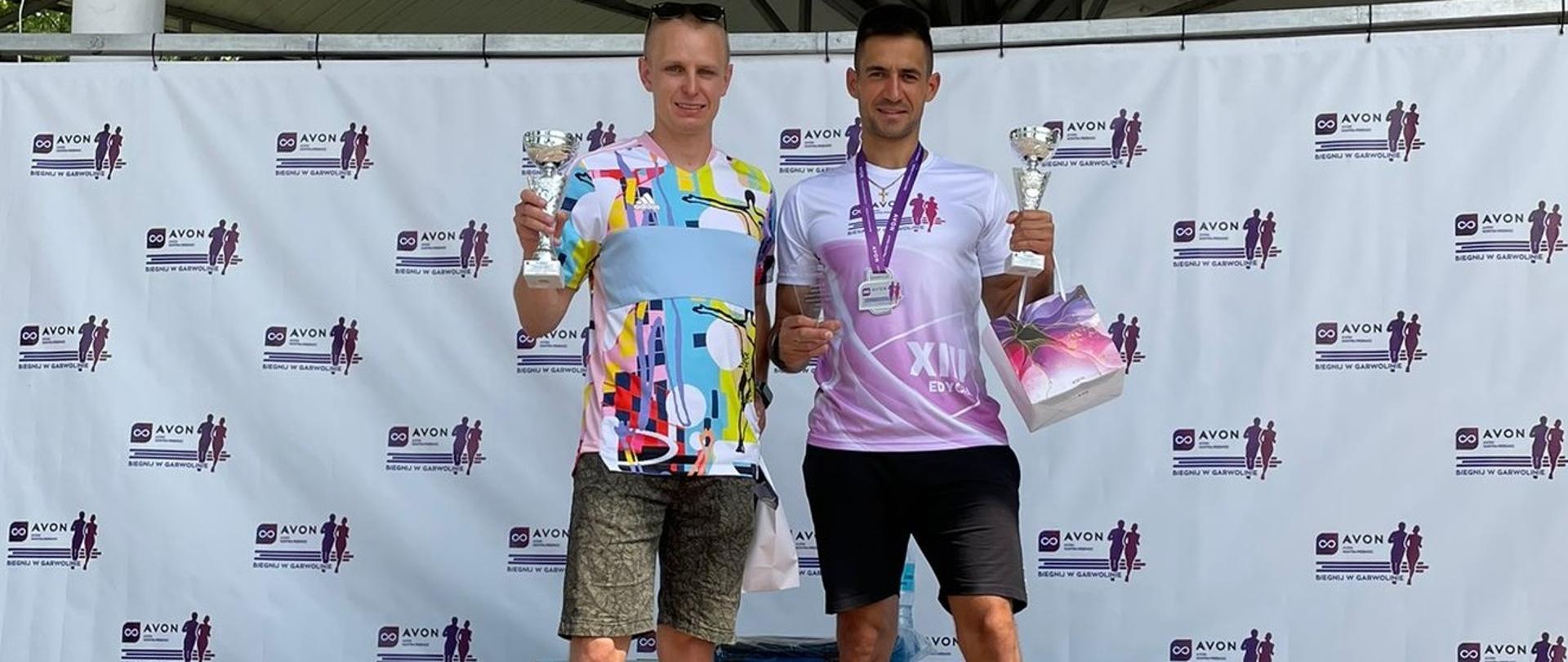 W dniu 19 czerwca 2022 r. w Garwolinie odbył się Bieg Strażacki na dystansie 10 km o Puchar Komendanta Głównego PSP. Zawody zostały przeprowadzone w ramach XIII edycji biegu „ AVON kontra przemoc – biegnij w Garwolinie”.
W zawodach wzięło udział dwóch reprezentantów naszej Komendy PSP: kpt. Bartosz Prekiel i mł.kpt. Rafał Smoliński, który wśród strażaków w kategorii mężczyzn M30 zajął 2 miejsce oraz w kategorii ogólnej M30 zajął 3 miejsce.
Uczestnikom gratulujemy i życzymy kolejnych sukcesów naszym reprezentantom.
Opracował: Oficer Prasowy Komendanta Powiatowego PSP w Przasnyszu kpt. Piotr Kuligowski.
Zdjęcia: kpt. Bartosz Prekiel.
